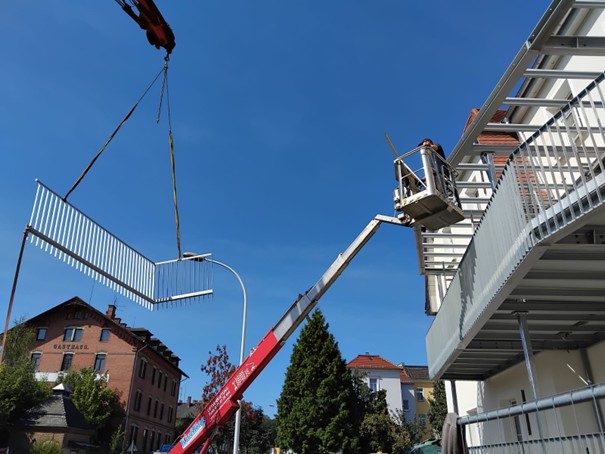 Interiér moderne zariadenej kancelárie BS Kraft, symbolizujúci profesionálny prístup.
